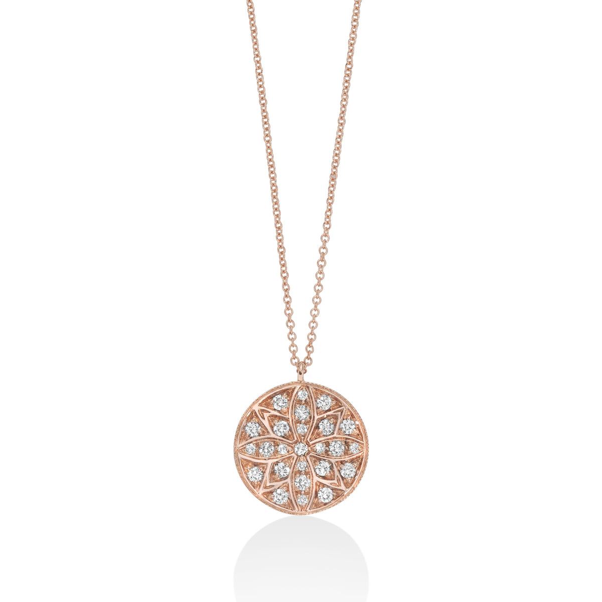 Collana con ciondolo tondo inciso e diamanti